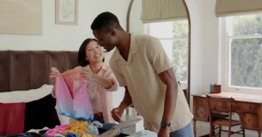 Bavulu açmak, evde giysileri sıralamak, pasaportları tutmak ve seyahatten önce kucaklaşmak. Romantizm, toplanma, seyahat hazırlığı, yaşam tarzı, neşeli, samimi, ev ortamı