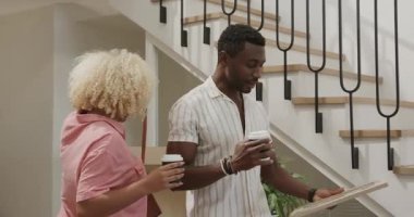 Kahve ve resim çerçevesi, çeşitli arkadaşlar ev dekorasyonu fikirlerini tartışıyor. İç mekan, arkadaşlık, sohbet, yaşam tarzı, yaratıcılık, çeşitlilik