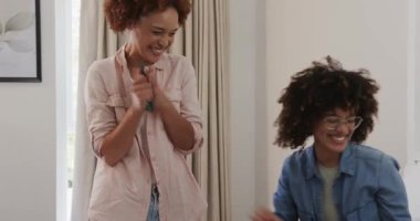 Çeşitli lezbiyen çiftler birlikte ev yenilemeyi planlıyor, hevesle ve odaklanarak fikirleri tartışıyorlar. Takım çalışması, iç tasarım, beyin fırtınası, yaratıcılık