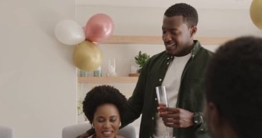 Gülen ve elinde şampanya kadehi olan bir kadın, arkadaşlarıyla kutlama yapan bir kadın. Kutlama, parti, eğlence, mutluluk, içecekler, gece hayatı