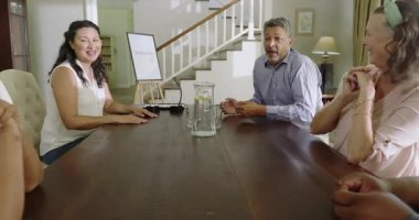 Kıdemli adam, çeşitli gruplarla evde buluşup, fikirleri tartışıyor. Tartışma, beyin fırtınası, takım çalışması, liderlik, çeşitlilik, işbirliği