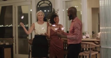 Gelin ve damat mekan kapılarına giriyor, çeşitli konuklar düğün çıkışını kutlayan havai fişekler sallıyor. Kutlama, şenlik, sıcaklık, neşe, zarafet, romantizm, sosyal