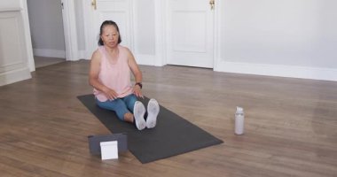 Yaşlı bir çift evlerinde günlük kıyafetleriyle sohbet etmekten ve kahkaha atmaktan zevk alıyor. Son sınıf, arkadaşlık, mutluluk, rahatlık, rahatlık, arkadaşlık.