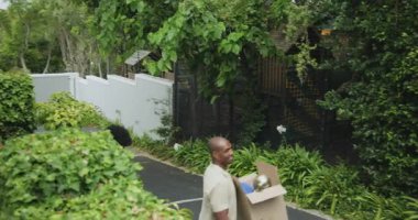 Yolculuk için çeşitli aile arabaları hazırlıyor, gülümsüyor ve bahçe macerasında eğleniyorlar. Seyahat, tatil, yolculuk, doğa, keşif, bağ