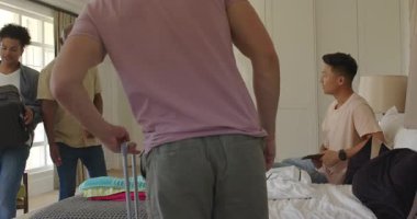 Çeşitli aileler eve geliyor, bavullarını bırakıyor, çantalarını açıyor, sonraki adımları tartışıyorlar. Aile, takım çalışması, iç mekan, modern, gündelik, yaşam tarzı, bağlantı