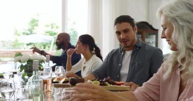 Çeşitli arkadaşlar ev sahiplerinin gelişine peynir, yemek masasında atıştırma tahtası meyveleri servis ederek tepki veriyorlar. Kutlama, zarafet, neşe, incelik, konukseverlik, dostluk, köylülük.