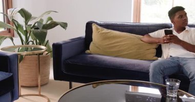 Kanepede çeşitli erkek arkadaşları zarf alıyor, içeriği incelemek ve gülümsemek için mektuplar yolluyorlar. İşbirliği, arkadaşlık, iletişim, modern, rahat, yaşam tarzı, konuşma