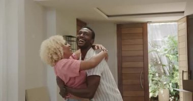 Modern ev girişinde dikilen çeşitli çiftler gülümsüyor ve konuşuyorlar. sohbet, yaşam tarzı, mutluluk, çeşitlilik, mimari, ilişki