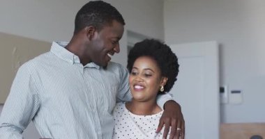 Gülen, kucaklayan, çeşitli çiftler evlerinde neşeli anlar yaşıyorlar. Mutluluk, aşk, aile, bağlanma, neşeli, sevecen