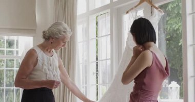 Çeşitli gelinlik asma ekipleri küpe seçiyor sonra da makyajcı gelinin yanaklarını fırçalıyor. Gelin, zarafet, işçilik, kutlama, duyarlılık, sanatçılık, kadınlık