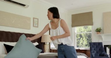 Çeşitli çiftler yastık şekillendirmeye, ferahlatıcı dekorasyona, düzgünce fırlatmaya ve yatak odasında sarılmaya başlıyor. Romantik, samimi, uyumlu, yerli, yaşam tarzı, yaşam tarzı fotoğrafçılık, iç mekan