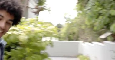 Genç adam araba kullanıyor, dikiz aynasını ayarlıyor, yol güvenliğine odaklanıyor. otomotiv, ulaşım, konsantrasyon, seyahat