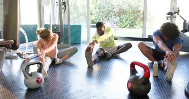 Genç yetişkinler spor salonunda kemerleriyle esniyorlar, spor salonunun keyfini çıkarıyorlar. Spor, egzersiz, güç, sağlıklı, ekipman, aktif