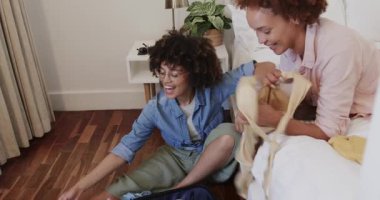 Çeşitli lezbiyen çiftler yataklarına bavullarını toplayarak heyecan verici bir seyahat macerasına hazırlanıyorlar. Tatil, yolculuk, seyahat, bavul, planlama, kaçış