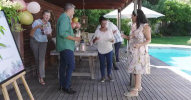 Çeşitli son sınıflar havuz başında çeşitli son sınıf arkadaşlarıyla bahçede neşeyle dans ediyor. Kutlama, dostluk, mutluluk, eğlence, bahçede, toplanma