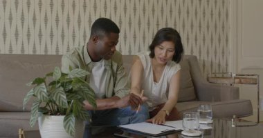 Pano incelemesinden sonra, kanepe üzerindeki çeşitli çiftler anlaşma kucaklaşmasını sonuçlandırmak için kağıtları imzalıyorlar. İşbirliği, ilişki, takım çalışması, bağlantı, günlük, ev, iletişim