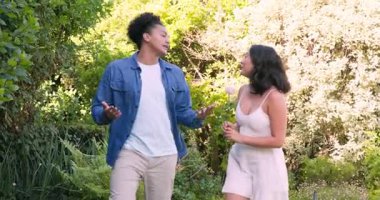 Çeşitli çiftler arka bahçedeki minderlerde meyve tepsisi ve limon suyuyla pembe gül pikniği yapıyorlar. Romantizm, şefkat, açık hava, doğa, dinginlik, coşku, rahatlık