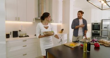 Salatayı karıştırdıktan, masaya yürüdükten, salata kasesini yerleştirdikten ve peçeteleri düzenledikten sonra bir çift kolla sarılıyor. Romantik, samimi, yaşam tarzı, iç mekan, kutlama, samimiyet, zarafet