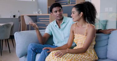 Modern evde rahat kanepe ve dizüstü bilgisayarla sohbet eden çeşitli arkadaşlar. Modern, iç mekan, konfor, bağlantı, işbirliği, arkadaşlık, yaşam tarzı, çağdaş, yeşillik