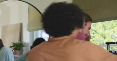 Afro-Amerikalı terzi müşteriyi karşılıyor. Turkuaz bant örüyor. Aynaya uyacak şekilde ölçüm kıyafeti giyiyor. Terzilik, moda, zanaat, profesyonellik, uygunluk, zanaat, işbirliği