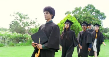 Çimlerin üzerinde yürüyen kameralar karşısında çeşitli mezunlar ağaçtan ağaca el sallıyor ve havan topu fırlatıyorlar. Tören, kutlama, başarı, arkadaşlık, çeşitlilik, açık hava, resmi