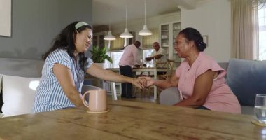 Düğünde, çeşitli yaşlılar evde kutlama yapıyor, arkadaşlarıyla içki içiyor ve gülüyor. Kutlama, arkadaşlık, parti, mutluluk, sosyal toplantı, emeklilik