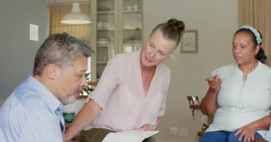 Kıdemli farklı çiftler, çiçeklerle çevrili olan farklı arkadaşlarıyla evde sohbet ediyorlar. Emeklilik, dostluk, yaşlılık, eğlence, yaşam tarzı, kaynaşma