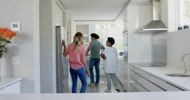 Emlakçıyla modern mutfağı gezen genç çift ev özelliklerini tartışıyor. konut, mülk, içişleri, danışma