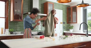 Çeşitli çiftler modern mutfakta birlikte yemek pişiriyor taze sebzeler hazırlıyor ve evde gülümsüyor. Mutfak, birliktelik, mutluluk, gurme.