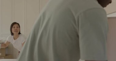 Çeşitli çiftler yeni yatak odasına altın lamba taşıyarak giriyor, yastıkları açıyor, yorgan açıyorlar. Dekor, samimiyet, uyum, yenileme, yaşam tarzı, konfor, minimalist.