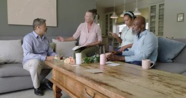 Çeşitli son sınıf öğrencileri farklı son sınıf arkadaşlarıyla keyifli sohbetler ve kahve paylaşıyorlar. Yaşlılar, kaynaşma, arkadaşlık, sosyalleşme, mutluluk, yaşam tarzı