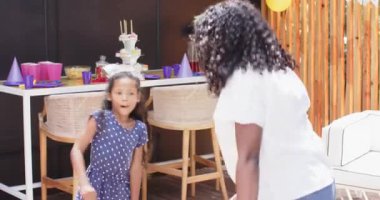 Doğum gününü kutluyoruz, çeşitli aile dekorasyonları hazırlıyoruz. Bu arada çocuk da evde ikramın tadını çıkarıyor. Kutlama, festival, parti, mutluluk, çocukluk, şenlik