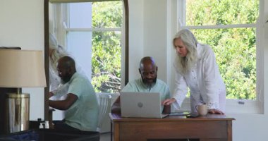 Çeşitli çiftler danışmanlık tabletine başvuruyor ve mavi gömleği muayene ediyor. İşbirliği, samimiyet, iletişim, yerli, yaşam tarzı, modern, uyum