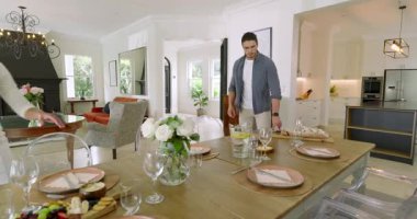 Peynir masasını ekmekle düzenledikten sonra yemek odasında kucaklaşan çift. Romantik, iç mekan, zarif, rahat, işbirliği, tazelik, minimalist