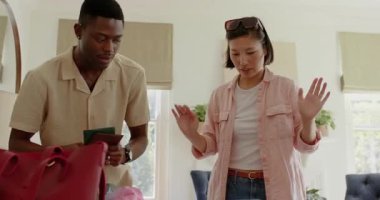 Pasaportları alan, çeşitli çiftler oturma odasında bavullarını toplamaya hazırlanıyor. Seyahat, macera, keşif, paketleme, yaşam tarzı, modern, canlı