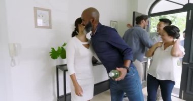 Çeşitli arkadaşlar sarıldı, el sıkıştı ve hediyeler üzerine hediyeler sunuldu. Hoşgeldin, sosyal, kutlama, arkadaşlık, ev, dekor, sevgi