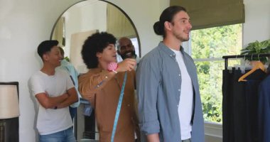 Erkek terzi stüdyoya bant, ölçü ve donanma takımı için uygun müşteri ile giriyor. Sanatçılık, terzilik, kişiselleştirme, moda, profesyonel, fit, tarz