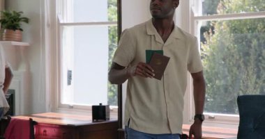 Çeşitli çiftler çantadan pasaport alıp yatak odasında bavul hazırlıyorlar. Yolculuğa hazırlanıyorlar. Seyahat, macera, paketleme, ilişki, yaşam tarzı, modern, boş zaman