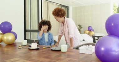 Doğum gününü kutluyoruz, neşeli lezbiyen çift pastayı ve hediyeleri evde balonlarla yiyor. Kutlama, mutluluk, hediyeler, dekorasyon, parti