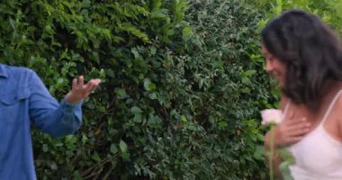 Çeşitli çiftler arka bahçede geziniyor. Pembe gül değiş tokuşu yapıyorlar. Meyve kasesi ve limonata ile piknik yapıyorlar. Romantizm, açık hava, rahatlık, samimiyet, doğa, mutluluk, bağlantı