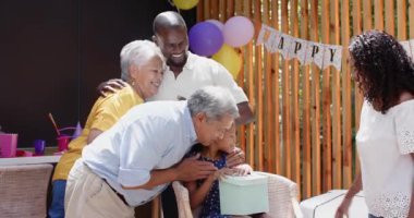 Birçok aile, genç bir kız olarak doğum gününü evde neşe ve heyecanla kutluyor. Kutlama, mutluluk, sürpriz, şenlik, hediye, toplanma