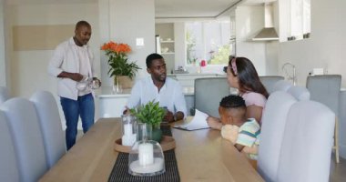 Çeşitli aileler evde kaliteli zaman geçiriyorlar, yemek masası planlarını tartışıyorlar. birliktelik, sohbet, bağlanma, akşam yemeği, yaşam tarzı, planlama