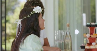 Çeşitli bayan arkadaşlar kapkekleri fark ediyor, brunch 'ta el çırpıyorlar, son sınıf sohbetleri, fotokopi uzayı. Kutlama, arkadaşlık, rahatlık, zarafet, sofistike, arkadaşlık, refah.