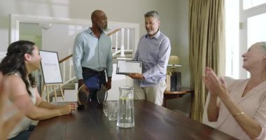 Farklı yaşlılardan oluşan bir grup evdeki yemek masasının etrafında canlı sohbetler yapıyorlar. çeşitlilik, sohbet, topluluk, yaşam tarzı