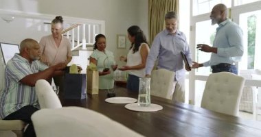 Çeşitli yaşlılardan oluşan bir grup evde kutlama yapıyor, sohbetin tadını çıkarıyor ve hediyeler tutuyor. Kutlama, şenlik, birliktelik, tatil, toplanma, arkadaşlık