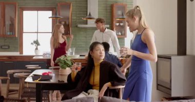 Kahkahaları paylaştıktan sonra, çeşitli arkadaşlar mutfak adasındaki bardakları ve masayı temizlediler. Sosyalleşme, kutlama, canlılık, rahatlama, çağdaş, enerjik, toplum