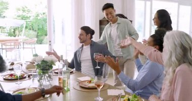 Bitirme konuşması, çeşitli arkadaşların alkışlaması, ayakta durması, tost masası için şarap kadehleri kaldırması. Kutlama, yoldaşlık, sosyalleşme, zarafet, rahatlık, açık hava, neşe