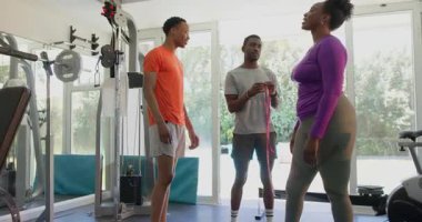 Spor salonunda antrenörle bel ölçümü yapan genç çift fitness hedeflerine odaklanıyor. kişisel antrenör, egzersiz, sağlık, sağlıklı yaşam tarzı, ölçüm, egzersiz