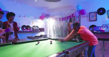 Çeşitli arkadaşlar işaret veriyor, doğum günü kızına rehberlik ediyor doğum günü partisinde bilardo topuna vuruyor, fotokopi çekiyor. Kutlama, yoldaşlık, eğlence, şenlik, sosyal, coşku, arkadaşlık.