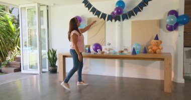 Çeşitli aileler evde balonlarla ve dekorasyonlarla doğum günü kutluyor. Kutlama, doğum günü partisi, birliktelik, mutluluk, şenlik